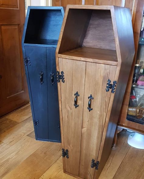 Goth Computer Desk, Diy Goth Headboard Ideas, Small Gothic Bathroom Ideas, Goth Rv Interior, Whimsigoth Furniture, Gothic Woodwork, Craft Ideas With Cardboard, Horror Furniture, Victorian Coffin