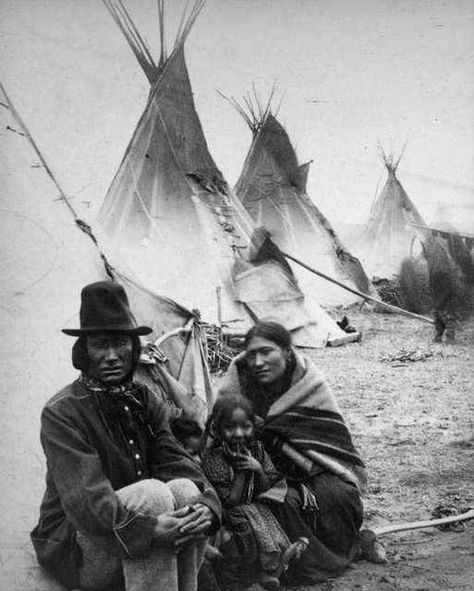 Vintage Native American Family American Indian History, Native American Clothing, American Photo, Native American Pictures, Wilde Westen, Indian Men, Native American Photos, Indigenous Americans, Native American Peoples