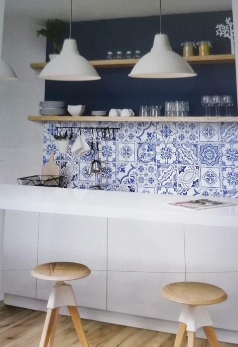 Greece Kitchen Style, Greek Theme Kitchen, Greek Interior Design Kitchen, Greece Kitchen Design, Greek Kitchen Design Blue And White, Portuguese House Interior Design, Portuguese Home Decor, Greece Inspired Kitchen, Portuguese Kitchen Design