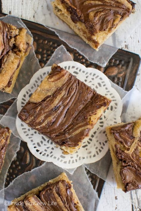 Nutella Swirls, Banana And Nutella Cake, Nutella Desserts Easy, Nutella Blondies, Nutella Bar, Banana Blondies, Nutella Snacks, Crumble Cookie Recipe, Blonde Brownies