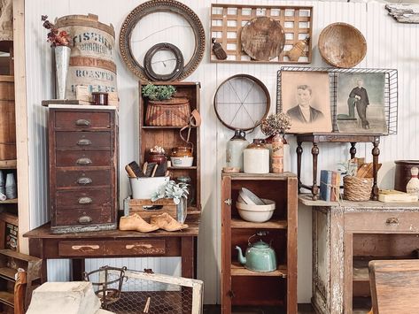 Gallery — THE GREAT JUNK HUNT Vintage Store Window Displays, Fall Vintage Booth Display, Antique Booth Displays Inspiration, Bistro Table Decor, Vintage Booth Display Ideas, Farmhouse Antique Decor, Country Store Display, Vintage Store Ideas, Antique Store Displays