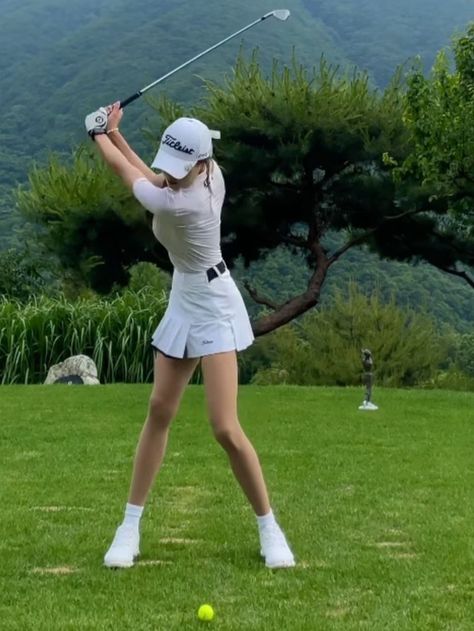 Sporty Woman Aesthetic, Old Money Golf Outfit, Old Money Golf Aesthetic, Golf Aesthetic Outfit, White Golf Outfit, Mini Golf Outfit, Golf Aesthetic Woman, Golf Girl Aesthetic, Golf Shoot