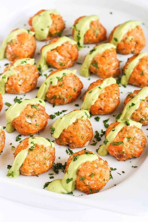 Baked Salmon Meatballs with Creamy Avocado Sauce...Fantastic flavor and packed with omega-3s! 295 calories and 6 Weight Watchers SmartPoints Avocado Sauce Recipe, Salmon Meatballs, Canned Salmon Recipes, Creamy Avocado Sauce, Avocado Sauce, Easy Seafood, Food Party, Party Appetizers, Ideas Food