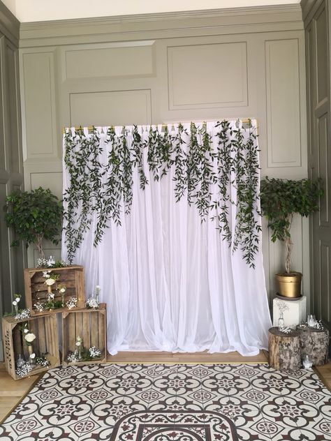 Cute Food Ideas For Weddings, Simple Black And White Wedding Backdrop, White Curtain Backdrop With Greenery, Hanging Eucalyptus Backdrop, Backdrop For Pictures Diy, White Backdrop With Greenery, Trendy Wedding Decor 2023, Wedding Back Drops Diy, Back Drop For Weddings