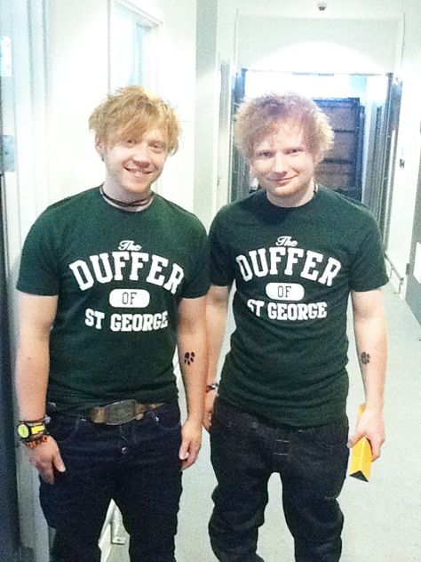 Ed sheeran and Rupert grint!!! <3 SO CUTE I CAN'T. For a split second I thought there were actually 2 Ed Sheerans. Райан Гослинг, Rupert Grint, Images Harry Potter, Lindsey Stirling, Harry Potter Actors, Troye Sivan, Perfect Boyfriend, Lego House, Harry Potter Cast