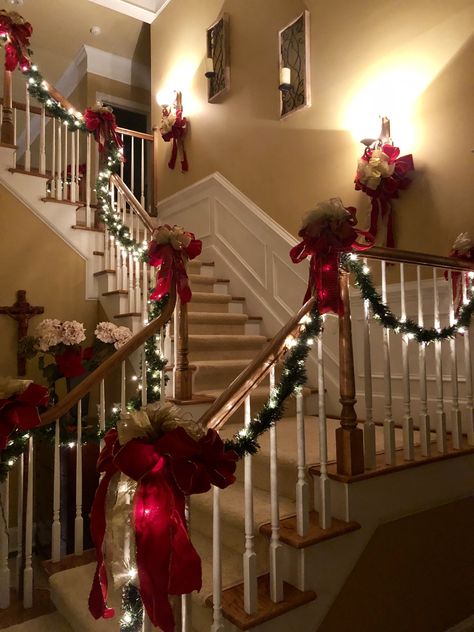 Home decor #staircaselights #christmasdecor #garland #bows Stairs Wall Design, Stairs Decor Ideas, Stairs Wall, Stairs Decor, Christmas Stairs, Stairs Ideas, Christmas Dreaming, Cozy Christmas Decor, Creative Christmas Trees