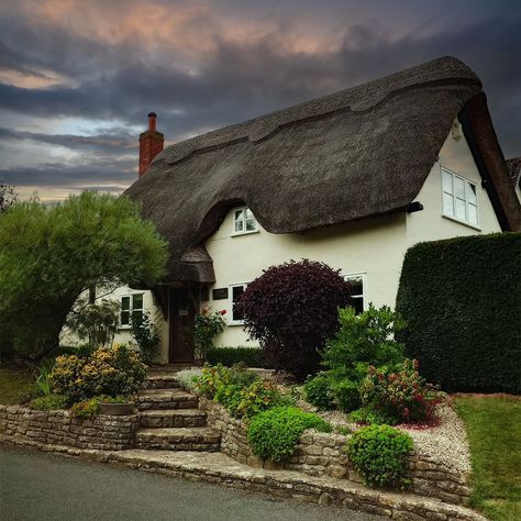 Charming Cottage in Great Comberton Village. Thatched Roof Feels like stepping back in Time. Who else loves Quaint Cottages like this? #countrycottage #dreamhome #ukcountryside #englishhome ##englishcountryside #greatcomberton Charming Cottage, Quaint Cottage, Thatched Cottage, Thatched Roof, English House, English Countryside, Country Cottage, Back In Time, In Time