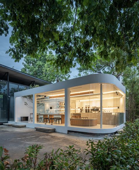 spacy architecture wraps serene bangkok cafe in floating glass Cafe Layout, Bangkok Cafe, Corner Cafe, Cafe Shop Design, Cafe House, Layout Architecture, Coffee Shop Design, Timber House, Cafe Interior Design