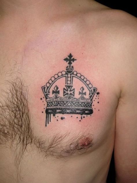 This one has more of religious meaning since it has crucifix symbols all around the top frame. The tattoo could be used as a symbol of high authority and dedication because it is applied on the left part of the chest. #tattoos #tattoofriday #tattooart #tattoodesign #crowntattoosdesign #simplecrowntattoos #crowntattoo #man'sfashion #kingcrowntattoo Simple Crown Tattoo, Crown Tattoo Men, King Crown Tattoo, Queen Crown Tattoo, Bow Tattoo Designs, Crown Tattoo Design, Graffiti Tattoo, Queen Tattoo, Men Tattoos