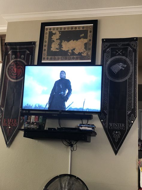 Game of thrones living room Game Of Thrones Room Ideas, Game Of Thrones Room, Game Of Thrones Bedroom, Pic Wall, Dragon House, Makeover Bedroom, Throne Room, Game Of Thrones Houses, Room Makeover Bedroom