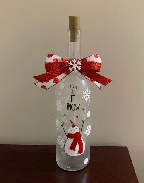 Christmas Glass Bottle Crafts, Grinch Bottle Crafts, Glass Bottle Christmas Crafts, Joululahjat Diy, Bottle Art Projects, Decorated Liquor Bottles, Wine Bottle Crafts Christmas, Cricut Christmas Ideas, Hand Painted Wine Bottles