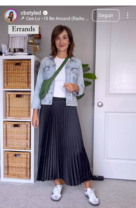 Outfit Ideas Pleated Skirt, Long Pleated Skirt Outfit Formal, Pleated Skirt Outfit Fall, Plated Skirt Outfit, Cocktail Outfits For Women, Black Pleat Skirt, Black Pleated Skirt Outfit, Striped Skirt Outfit, Pleated Midi Skirt Outfit