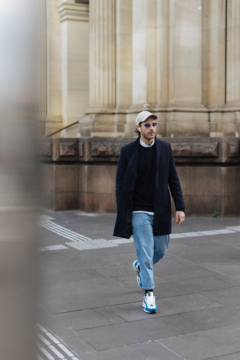 Melbourne Street Style ー Men In This Town ー Men's Fashion Blog Melbourne Street Style, Blue Jeans Outfit Men, Men's Fall Fashion, Men's Capsule Wardrobe, Street Style Photography, Paris Mens Fashion, Ny Outfits, Blue Jean Outfits, Blue Jeans Mens