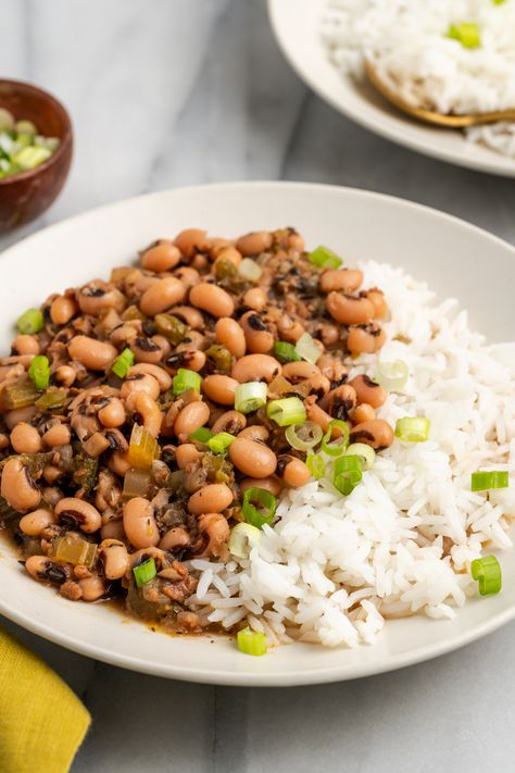 Hoppin’ John is a Southern classic that combines black-eyed peas with rice, veggies, and seasonings for a flavourful, budget-friendly dish. Serve it on New Year’s Day for good luck, or eat it all year round! Hoppin John, Vegan Meal, For Good Luck, Black Eyed, Black Eyed Peas, Vegan Recipes Easy, Easy Vegan, Eye Black, Peas