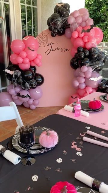 Adams Family Balloon Garland, Girly Halloween Balloon Garland, Spooky One Balloon Arch, Purple Halloween Balloon Garland, Pink Halloween Backdrop, Pink Halloween Balloon Arch, Black And Pink Halloween Party, Cute Halloween Balloon Garland, Spooky One First Birthday Centerpieces