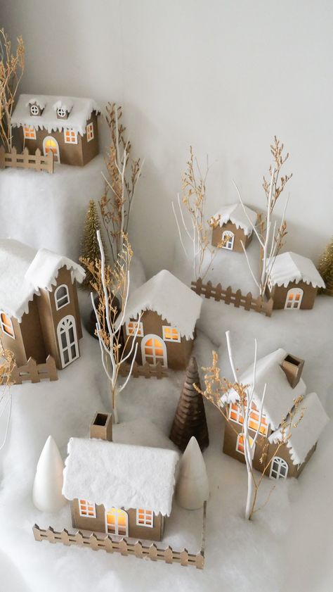 DIY : Un village de Noël avec Cricut – Flavie Peartree Christmas Village Lights, Diy Deco Noel, Diy Christmas Village, Noel Diy, Diy Advent Calendar, Christmas Inspo, Lights Christmas, Christmas Villages, Christmas Crafts Decorations