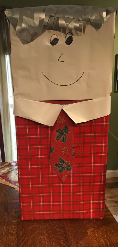 Clever wrapping for a big box Big Box Gift Wrapping Ideas, How To Wrap, Creative Gift Wrapping, Elf Ideas, Games Box, Large Gift, 90th Birthday, Brown Paper, Christmas 2024