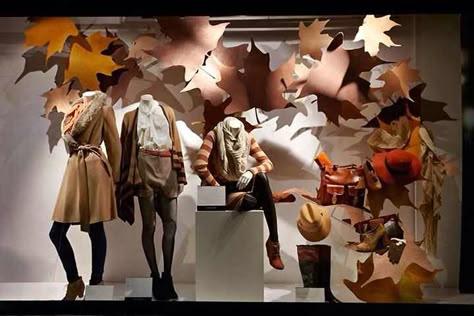 Fall Autumn Window Display, Display Visual Merchandising, Vitrine Design, Window Display Retail, Visual Merchandising Displays, Window Display Design, Autumn Display, Retail Merchandising, Store Windows