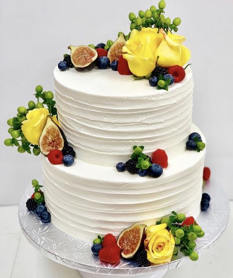 Rustic side tiered cake with fresh fruit and flower decoration. Mix Fruit Cake Decoration, Fresh Fruit Cake Decoration Ideas, Cake With Fresh Fruit, Fruit Topped Cake, Wedding Cake Two Tier, Flower Birthday Cake, Fruit Wedding Cake, Fruit Cake Design, Fresh Fruit Cake