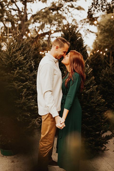 Christmas Photoshoot Couples, Christmas Pictures Friends, Christmas Tree Farm Pictures, Tree Farm Pictures, Christmas Engagement Photos, Tree Farm Photo Shoot, Christmas Tree Farm Photo Shoot, Family Christmas Pictures Outfits, Christmas Tree Farm Photos