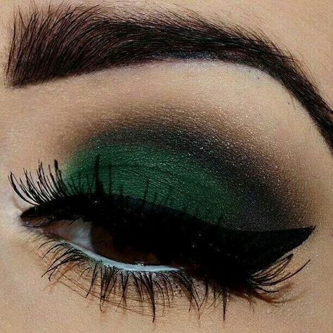 Dark green Makeup Verde, Winter Eye Makeup, Top Eyeliner, Green Eyeshadow Look, Stile Harry Potter, Green Smokey Eye, Perfect Cat Eye, Make Up Videos, Makeup Idea