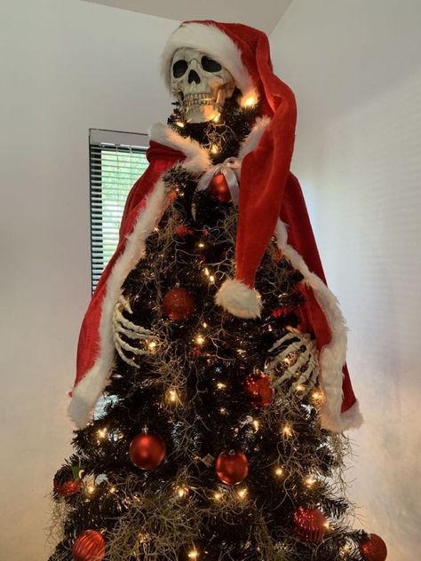 Scary Christmas Tree, Gothic Christmas Tree Ideas, Halloween On Christmas, Emo Christmas Tree, Skull Christmas Decorations, Horror Themed Christmas Tree, Haunted Christmas Decorations, Horror Movie Christmas Tree, Gothic Christmas Decorations Diy