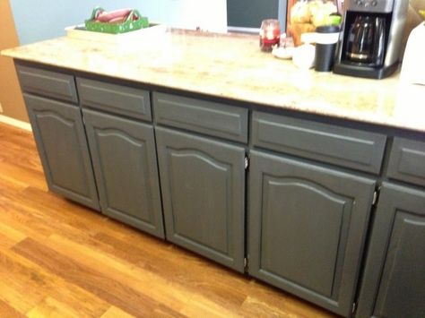 I love this DIY tutorial for "chalk" painting kitchen cabinets, I'm going to use it to paint my super ugly cabinets in the new house. Chalk Paint Cabinets, Chalk Paint Kitchen Cabinets, Kitchen Cabinet Interior, Chalk Paint Kitchen, Paint Kitchen Cabinets, Paint Cabinets, Painted Kitchen Cabinets, Painting Oak Cabinets, Cabinet Painting