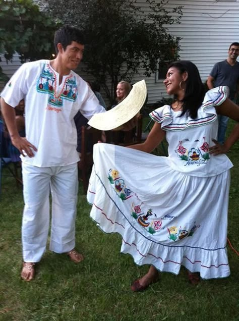 The reenactment of a traditional Nicaraguan dance. Nicaragua Traditional Clothing, Nicaragua Clothing, Nicaraguan People, Nicaraguan Culture, Granada Nicaragua, America Dress, Nicaragua Travel, Central American, Learn Spanish