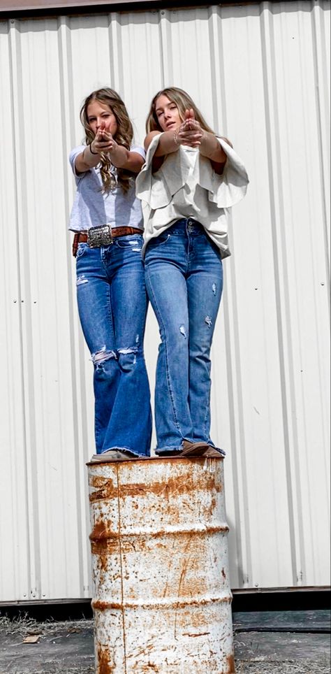 Poses With Bsf, Bestie Western Photoshoot, Western Sisters Photoshoot, Western Photoshoot Ideas Friends, Western Friend Photoshoot, Bsf Photo Shoot Ideas, Western Best Friend Pictures, Country Best Friend Pictures, Bestie Fits