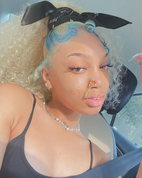 Blonde And Blue Hair, Nose Cuffs, Hair Black Women, Dyed Hair Blue, Girl Hair Colors, Peekaboo Hair, Girls Short Haircuts, Blonde Curls, Dyed Hair Inspiration