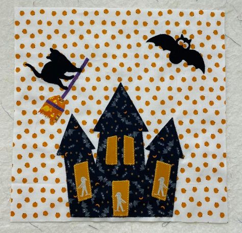 Haunted House Quilt, House Quilt Blocks, Indoor Halloween Decor, Log Cabin Blocks, Halloween Quilt Patterns, House Quilt Block, House Quilt Patterns, Quilting Digest, Fun Quilt