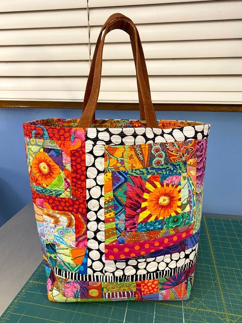 Another Frankenbag Finished – agilejack Kaffe Quilts, Quilted Bag Patterns, Aboriginal Fabric, Quilt Techniques, Art Quilting, Quilted Bags, Crazy Patchwork, Tote Bags Sewing, Handcrafted Bags