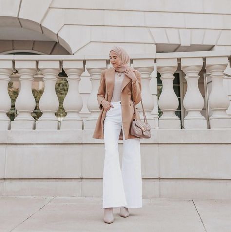 15 Looks That Prove White Pants Add So Much Style Ootd Blazer, Hijab Stile, White Pants Outfit, Stile Hijab, Muslimah Outfit, Simple Hijab, Muslim Style, Modern Hijab Fashion, Pretty Scarves