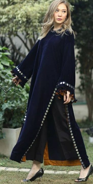 Winter Dresses Ideas Pakistani, Abaya Winter Fashion, Velvet Kaftan Dress Pakistani, Winter Kaftan Outfit, Pitch Colour Combination Dress, Winter Dresses Designs Pakistani, Velvet Pakistani Dress, Velvet Kaftan, Dress Design Pakistani