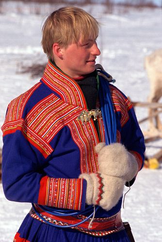 Sami man wearing traditional clothes at Easter Reindeer races. Kautokeino. Norway. Norwegian Clothing, We Are The World, Traditional Clothes, Outfit Trends, Folk Costume, People Of The World, World Cultures, Samara, Ao Dai