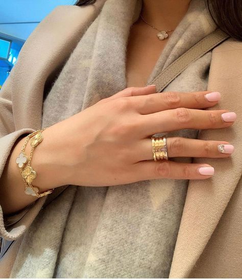 Van Cleef Arpels Fanpage on Instagram: “Beautiful 🔥✨ @dor_iiane” Van Cleef Ring Gold, Van Cleef Bracelet Outfit, Van Cleef Outfit, Van Cleef Guilloche, Van Cleef Stack, Gold Ring Ideas, Van Cleef Aesthetic, Van Cleef Ring, Van Cleef Earrings