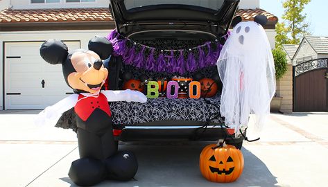 Mickey's Halloween Trunk or Treat Ideas Friends Trunk Or Treat, Halloween Trunk Or Treat Ideas, Disney Halloween Diy, Halloween Trunk Or Treat, Trunker Treat Ideas, Disney Descendants Party, Disney Halloween Decorations, Trunk Or Treat Ideas, Hanging Paper Lanterns