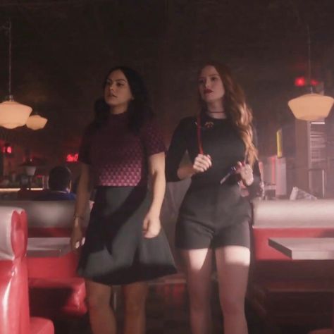 Cheryl And Veronica, Riverdale Outfits, Cheryl Style, Cami Mendes, Riverdale Cheryl, Camilla Mendes, Veronica Lodge, Camila Mendes, Tv Show Outfits