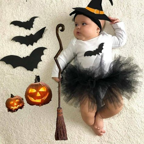 Happy spooky season! Make this year extra special as new parents with these easy and cute Halloween photoshoot ideas for babies. Baby Girl Halloween Photoshooting Ideas, Baby Witch Photoshoot, 1 Month Halloween Pictures, Cute Halloween Photoshoot Ideas, Spooky Baby Photoshoot, Halloween Baby Photoshoot Ideas, Cute Halloween Photoshoot, Halloween Monthly Baby Pictures, Ideas Halloween Disfraces