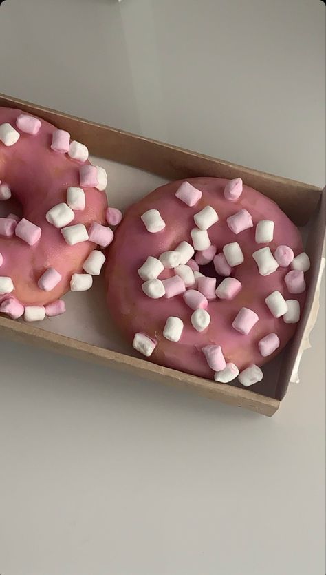 Donut Aesthetic, Donuts Aesthetic, Wallpers Pink, Valentine Desserts, Food Drink Photography, Delicious Donuts, Food Wallpaper, Think Food, Mini Donuts