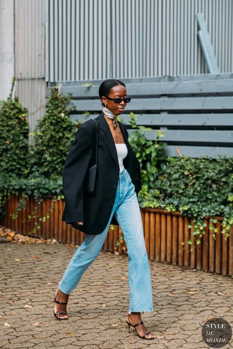 New York Fashion Week 2022 Street Style, Paris Fw 2022 Street Style, Tops To Wear With Jeans, 2022 Street Style, Sprinkle Sprinkle, Feminine Tops, 2020 Street Style, Copenhagen Street Style, White Corset Top