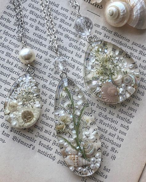 Pale Flowers, Diy Jewelry Set, Clay Keychain, Resin Crafts Tutorial, Homemade Art, Resin Jewelry Diy, Flower Molding, Resin Jewelry Making, Diy Resin Art