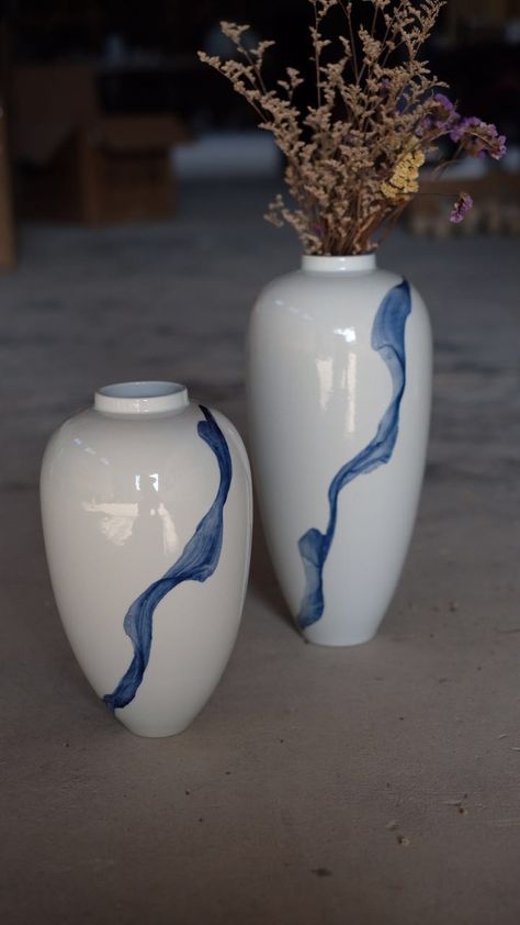 Vase Glaze Ideas, Thrown Vase, Glaze Ideas, Creative Drawing Prompts, Pottery Painting Designs, New Ceramics, Ceramics Pottery Art, Painted Vases, Thrown Pottery