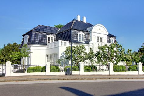 339 m² (526 floor m²) villa | Klampenborg | Housing Denmark Copenhagen City, Glazed Brick, Beautiful Apartments, Beautiful Villas, Ceiling Height, Balcony Garden, Garden Storage, Best Location, Being A Landlord