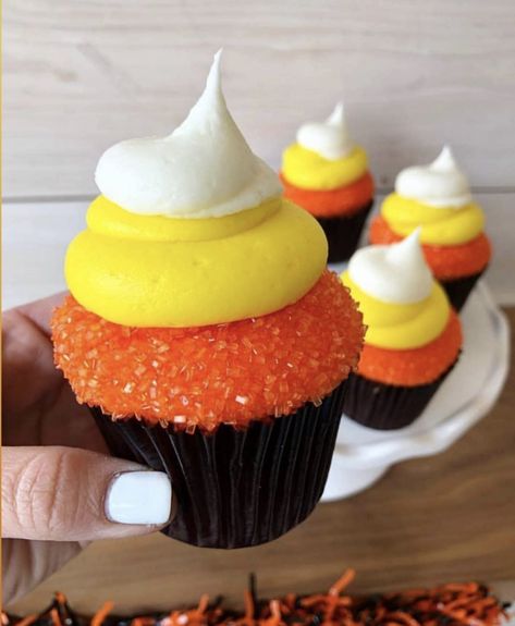 Candy Corn Cake, Corn Cupcakes, Halloween Cupcakes Decoration, Candy Corn Cupcakes, Fall Cupcakes, Halloween Food Treats, Cupcake Cake Designs, Cupcake Bakery, Halloween Baking