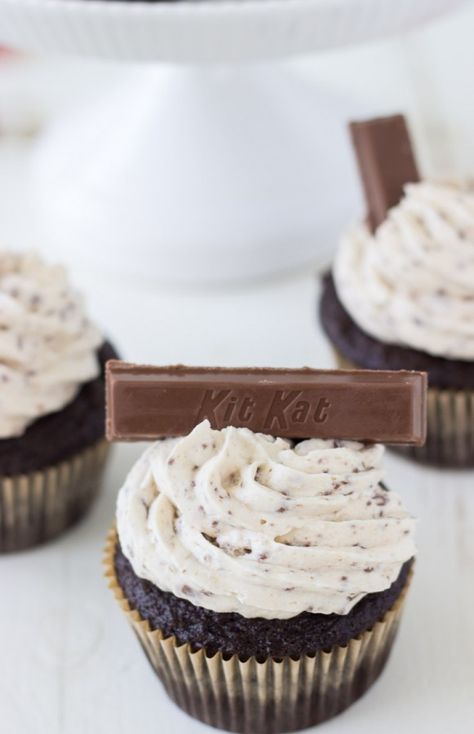 A moist chocolate cupcake with a whipped kit kat buttercream makes these Kit Kat Cupcakes a great Halloween treat! Kit Kat Cupcakes, Chocolate Cupcakes Moist, Halloween Desserts, Dessert Cupcakes, Kit Kat, Savoury Cake, Food Cakes, Chocolate Cupcakes, Cupcake Recipes