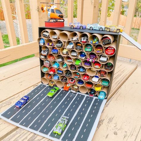 Diy Toy Car Garage, Diy Toy Car, Diy Toys Car, Toy Car Garage, Toy Car Storage, Cardboard Crafts Kids, Car Activities, Cardboard Car, Toy Garage