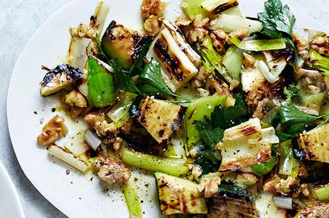 Grilled Zucchini and Leeks with Walnuts and Herbs Grilled Salad Recipes, Best Grilled Vegetables, Grilled Vegetable Recipes, Grilled Salad, Leek Recipes, Herb Recipes, Grilled Zucchini, Grilled Corn, Idee Pasto Sano