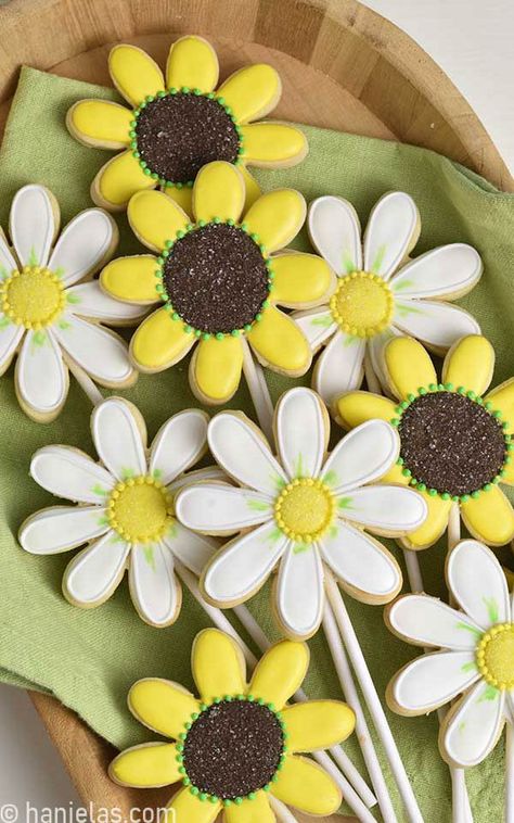 Yellow and white decorated daisy cookies on a wooden tray lined with green napkin. Daisy Cookies, Cookie Arrangements, Basic Sugar Cookie Recipe, Cookie Icing Recipe, Flower Sugar Cookies, Flower Cookie, Cookie Decorating Kits, Sugar Cookie Mix, Cookie Bouquet