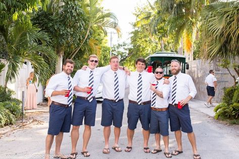 Shorts Wedding Outfit, Wedding Men Attire, Navy Blue Beach Wedding, Groomsmen Attire Beach Wedding, Summer Groom, Beach Wedding Groom Attire, Casual Groomsmen, Groomsmen Wedding Photos, Beach Wedding Groom